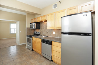 Kensington Tower Apartments in Omaha, NE - Building Photo - Interior Photo