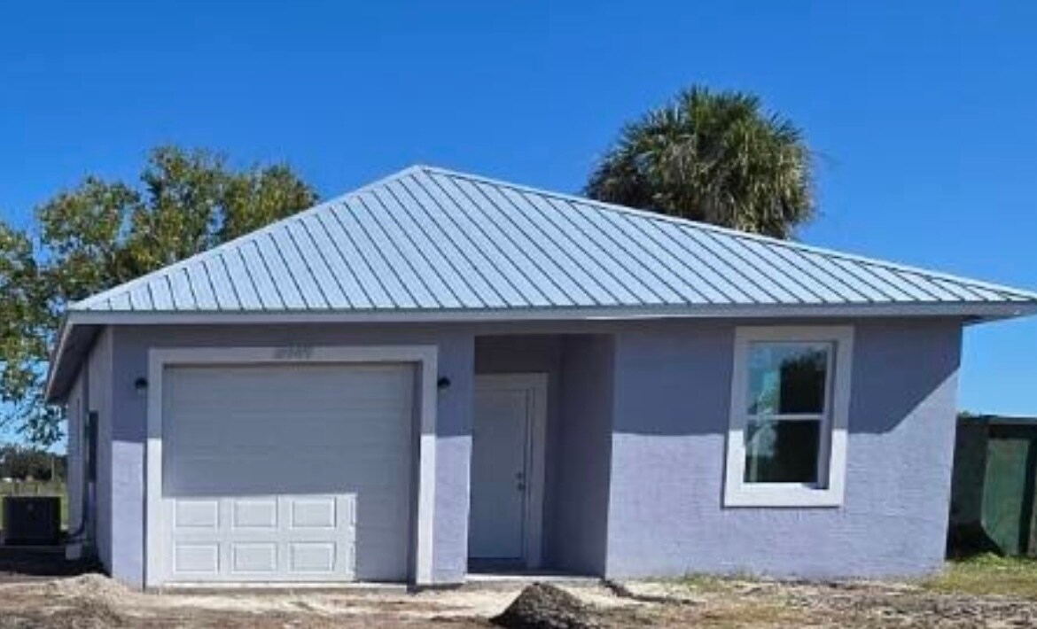 4965 SE 42nd St in Okeechobee, FL - Foto de edificio
