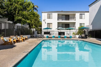 The Plaza at Canoga Park in Canoga Park, CA - Foto de edificio - Building Photo