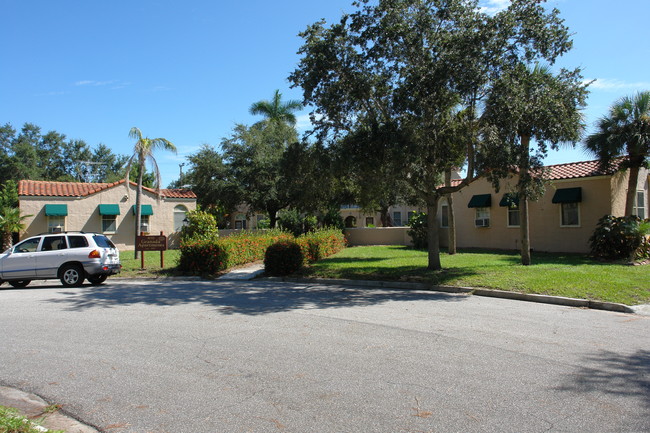 410 Palmetto Ct in Venice, FL - Foto de edificio - Building Photo