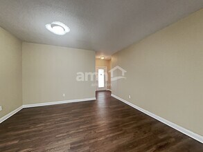 5902 Cabot Dr in Indianapolis, IN - Foto de edificio - Building Photo