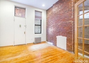 223 Sullivan St in New York, NY - Building Photo - Building Photo