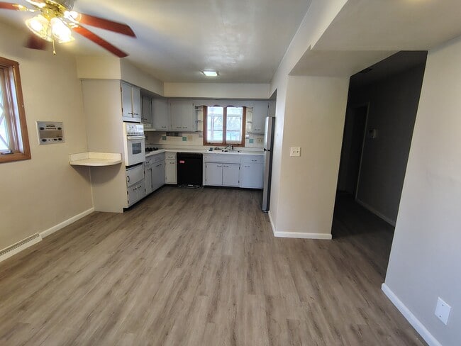 2710 N Rockton Ave in Rockford, IL - Building Photo - Building Photo