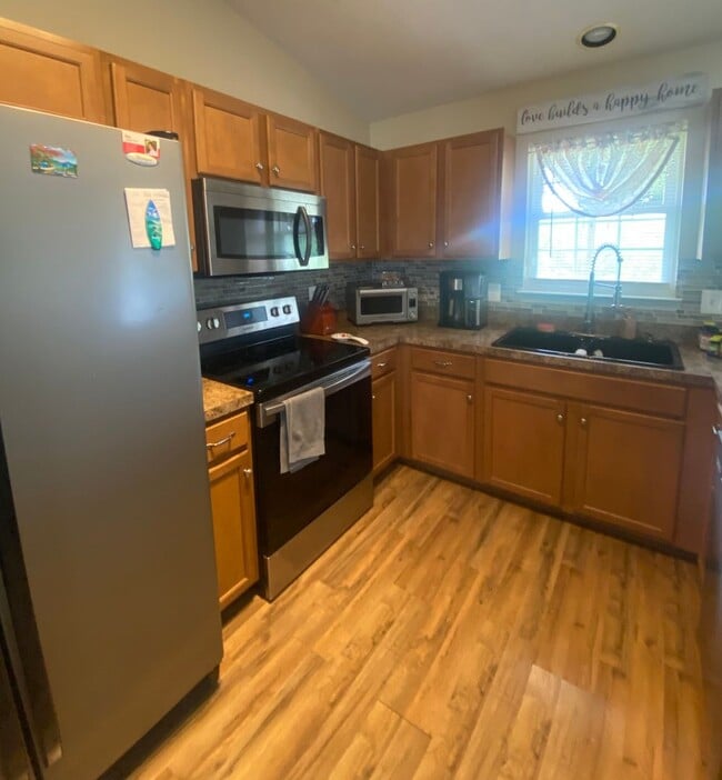100 Jonathan Way N in Red Lion, PA - Building Photo - Building Photo