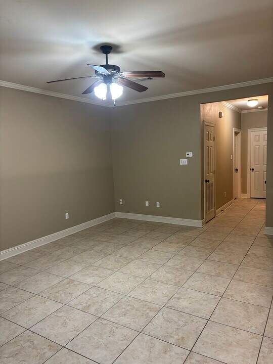 828 Meadow Bend Dr, Unit D in Baton Rouge, LA - Foto de edificio