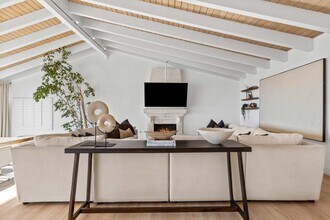 2019 Sunset Plaza Dr in Los Angeles, CA - Building Photo - Building Photo