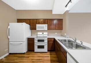 384 Maidstone Ct in Schaumburg, IL - Foto de edificio - Building Photo