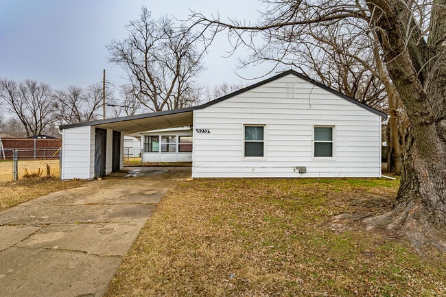 property at 6232 N Jacksonville Dr