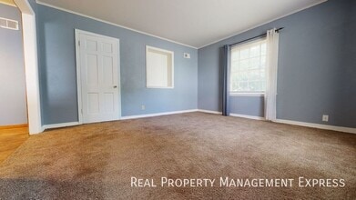 1 Bedroom 1 Bathroom w/ Single Stall Garage in Central Sioux Falls in Sioux Falls, SD - Building Photo - Building Photo