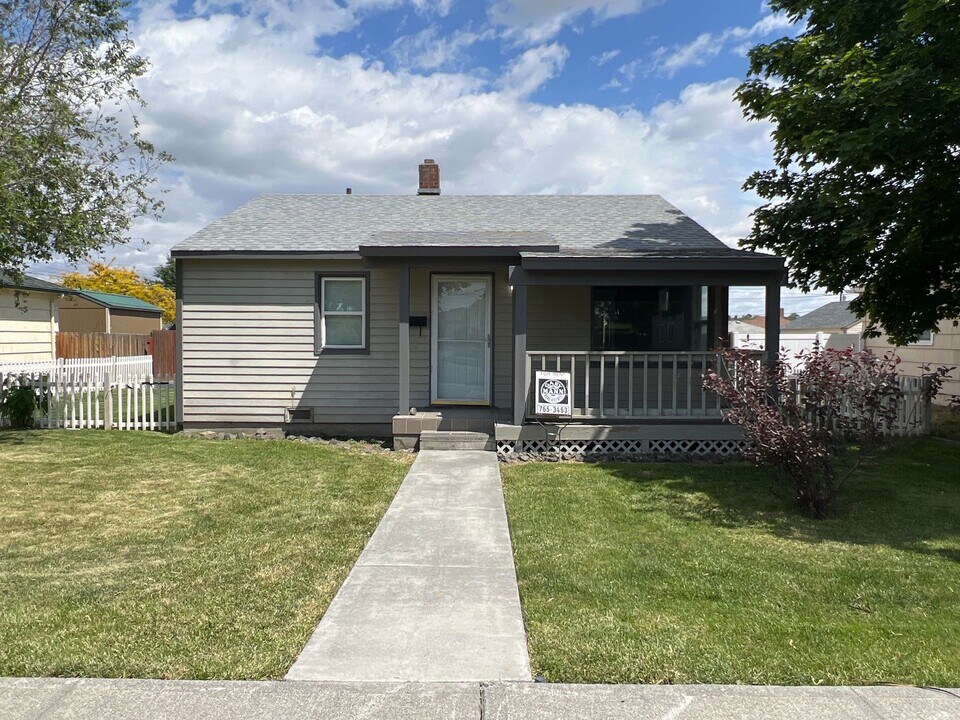 1107 W Gem Ave in Moses Lake, WA - Building Photo