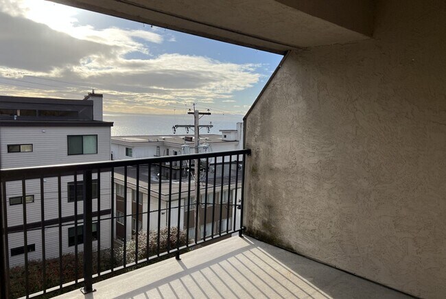 1285 Martin St in White Rock, BC - Building Photo - Building Photo