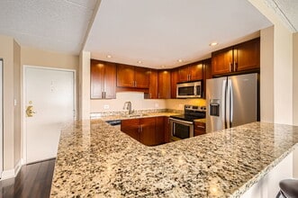 2015 S Finley Rd in Lombard, IL - Foto de edificio - Building Photo