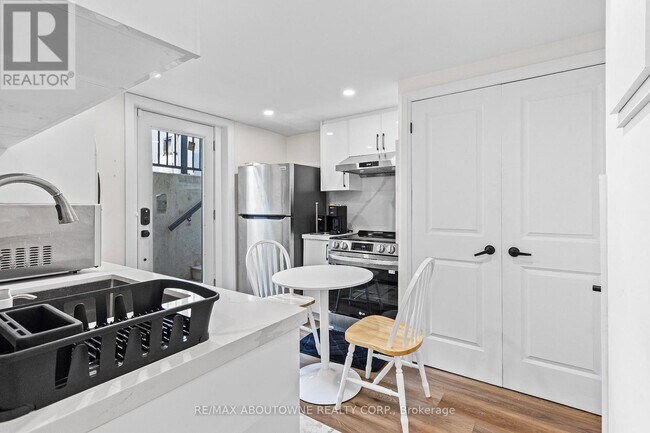 523 Pinegrove Rd in Oakville, ON - Building Photo - Building Photo