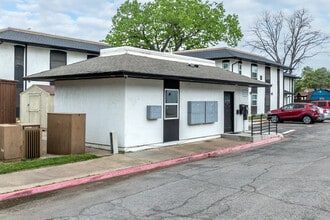 VILLA VALENCIA in Irving, TX - Building Photo - Building Photo