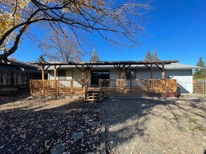 2784 Tonia Cir in Medford, OR - Building Photo - Building Photo