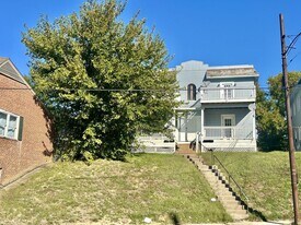 5207 Montgomery Rd in Cincinnati, OH - Building Photo