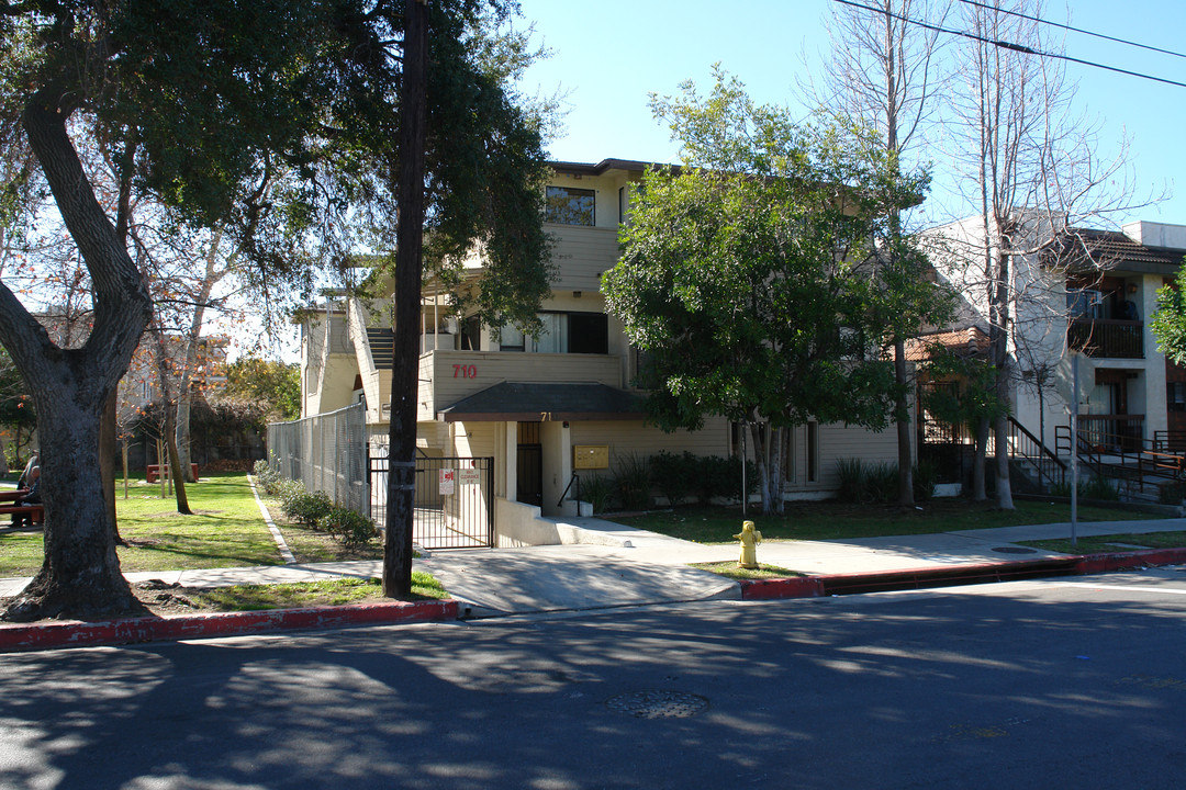 710 E Maple St in Glendale, CA - Building Photo