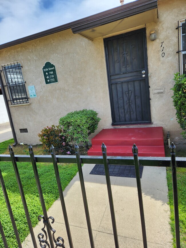 710 W 95th St, Unit 710 W 95th St LA 90044