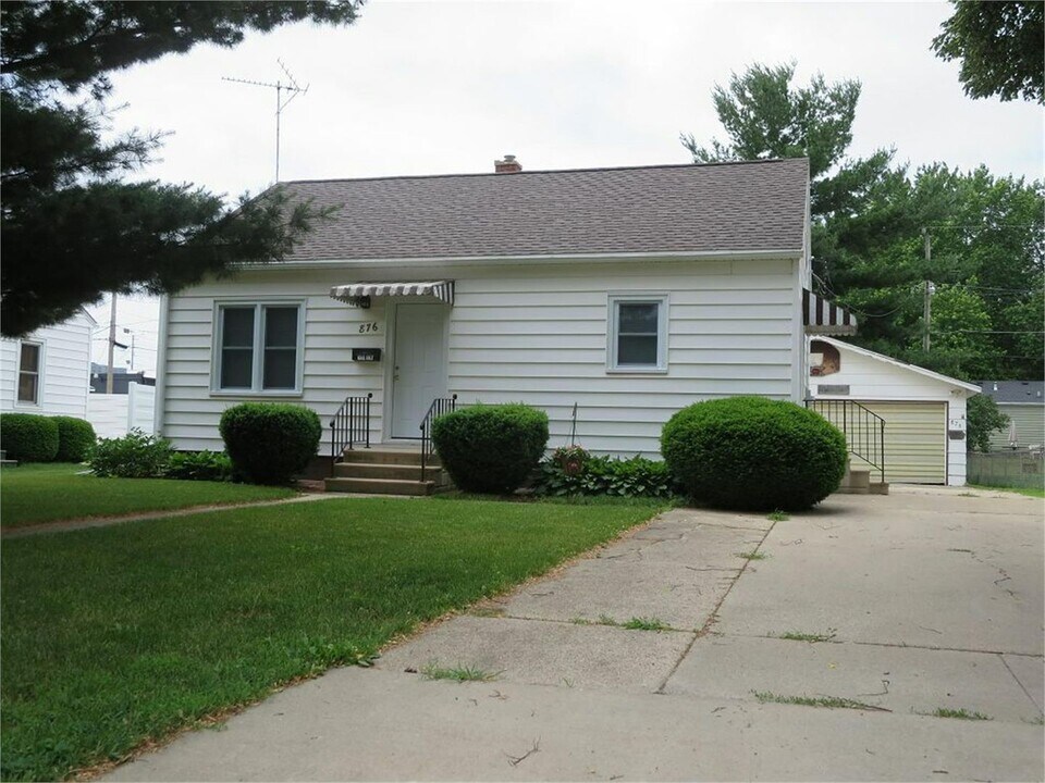 876 Maxwell St in Waterloo, IA - Foto de edificio