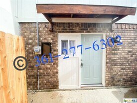 1905 N Ben Wilson St, Unit 10 in Victoria, TX - Building Photo