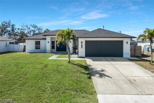 2200 NE 9th Ave in Cape Coral, FL - Building Photo