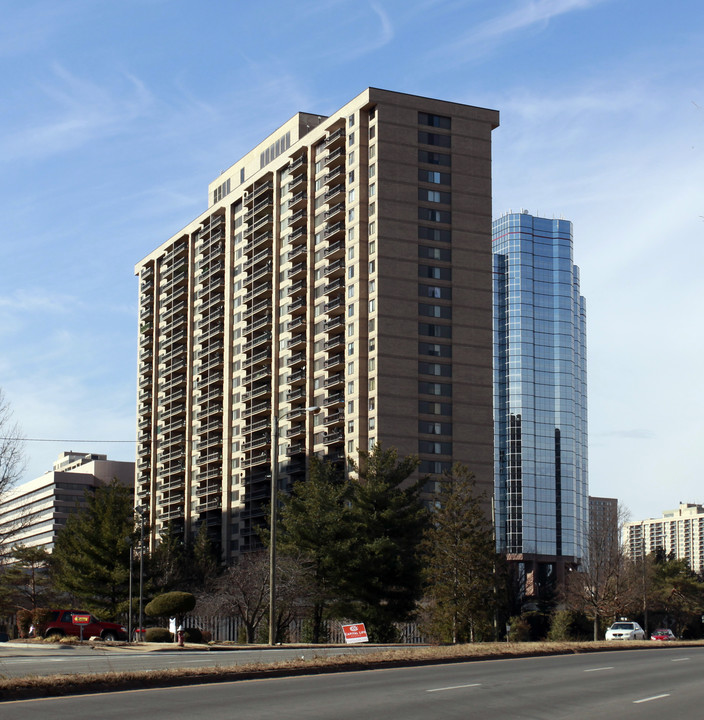 Skyline Plaza in Falls Church, VA - Building Photo