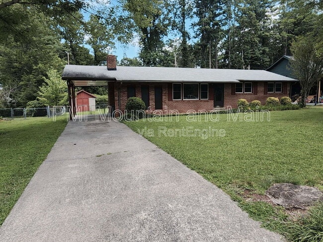 317 N Hillandale Dr in East Flat Rock, NC - Building Photo - Building Photo