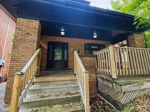 27 Melrose Ave S in Hamilton, ON - Building Photo - Building Photo
