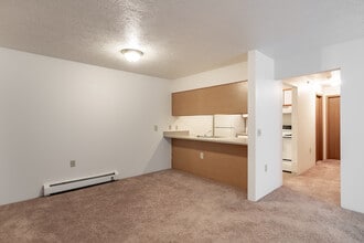 Fenton Estates Apartments in Fenton, MI - Building Photo - Interior Photo
