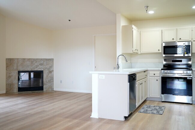 17161 Alva Rd in San Diego, CA - Foto de edificio - Building Photo