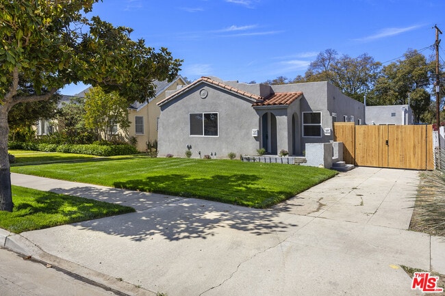 121 W Elm Ave in Fullerton, CA - Building Photo - Building Photo