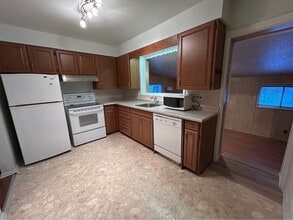 1035 Connaught Crescent in Sarnia, ON - Building Photo - Building Photo