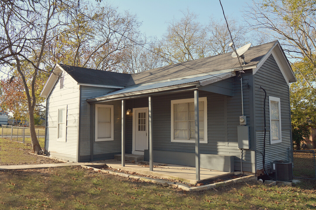 514 W Jefferson St in Brenham, TX - Foto de edificio