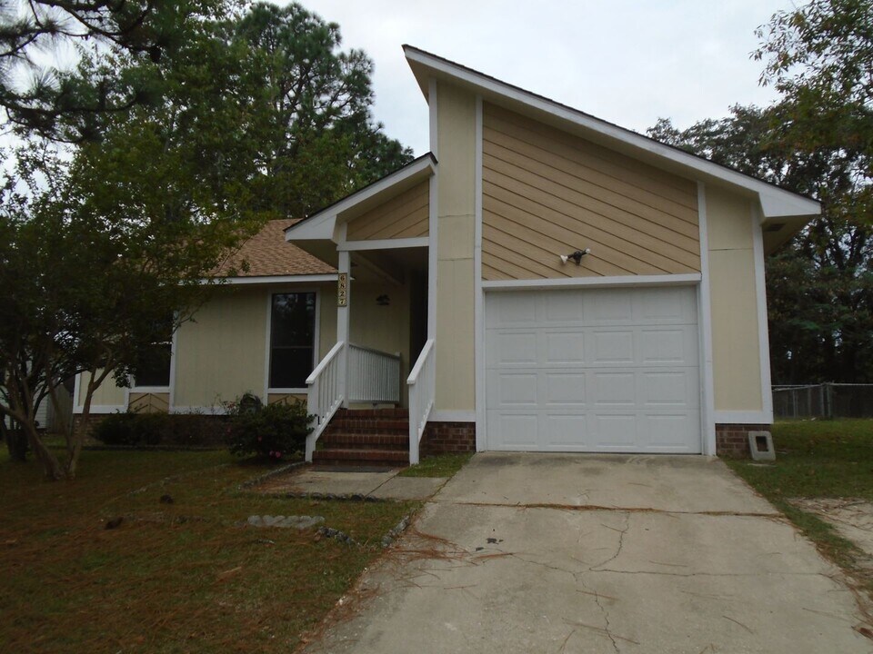 6827 Kizer Dr in Fayetteville, NC - Foto de edificio