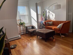 648 Columbia Rd, Unit 3 in Boston, MA - Foto de edificio - Building Photo