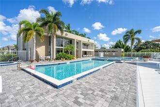 201 Santa Clara Dr, Unit 201 Santa Clara Drive #07 in Naples, FL - Building Photo - Building Photo