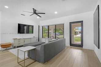 811 NE 17th Ct in Fort Lauderdale, FL - Building Photo - Building Photo