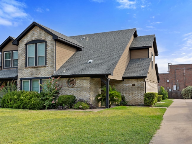 6504 Lago Vista Dr in Benbrook, TX - Building Photo - Building Photo