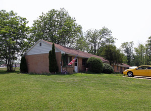 357 Center St in Chardon, OH - Foto de edificio - Building Photo