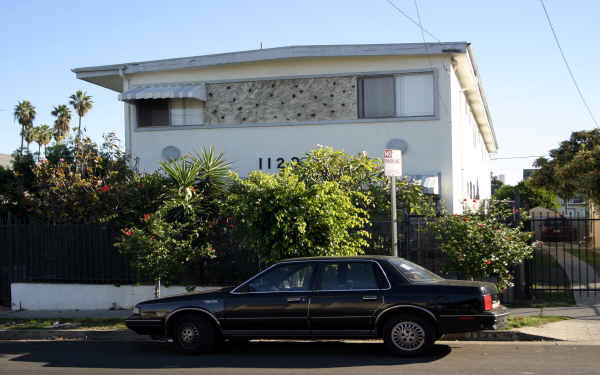 1120 S Mariposa Ave in Los Angeles, CA - Building Photo - Building Photo