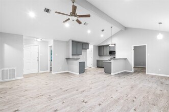 10922 Village Trail Dr in Houston, TX - Foto de edificio - Building Photo