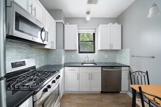 17 Cuneo Pl in Jersey City, NJ - Foto de edificio - Building Photo