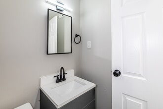 Windsor Crossing in Bloomfield, CT - Foto de edificio - Interior Photo