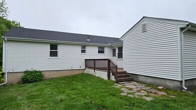 73 Knollwood Rd in West Hartford, CT - Foto de edificio - Building Photo
