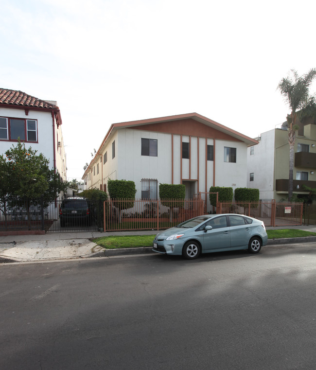 1362 N Serrano Ave in Los Angeles, CA - Foto de edificio - Building Photo