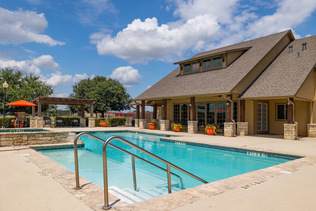 Oak Hollow in Seguin, TX - Building Photo