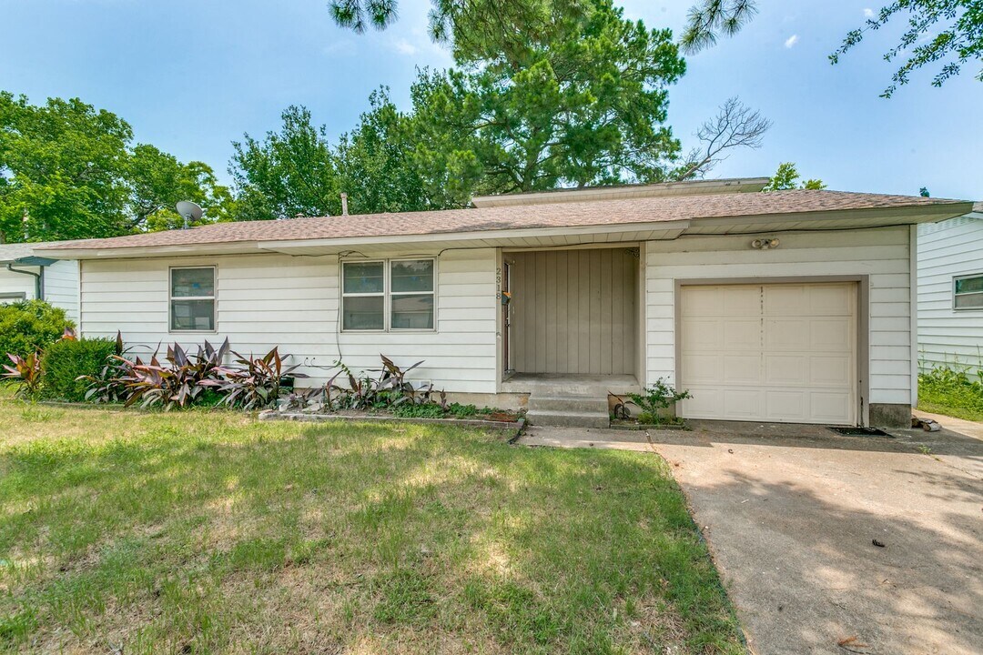 2318 Dennis St in Irving, TX - Building Photo