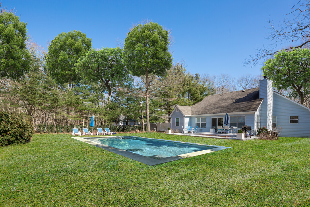 12 President St in East Hampton, NY - Building Photo