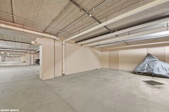 77 N Wolf Rd, Unit 204 in Northlake, IL - Foto de edificio - Building Photo