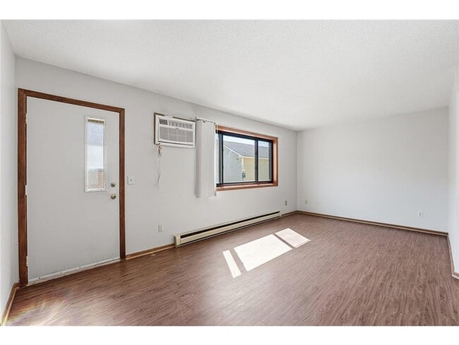 64 E 13th St in Waconia, MN - Building Photo - Building Photo